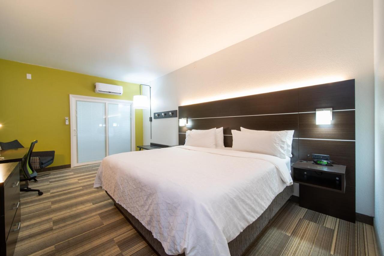Holiday Inn Express Hotel & Suites Bedford By Ihg Exterior foto