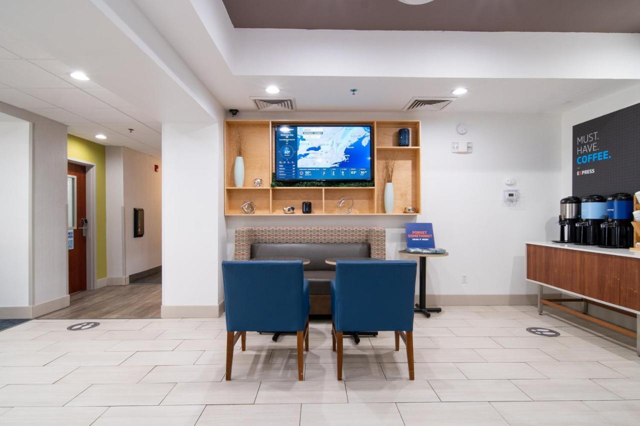Holiday Inn Express Hotel & Suites Bedford By Ihg Exterior foto