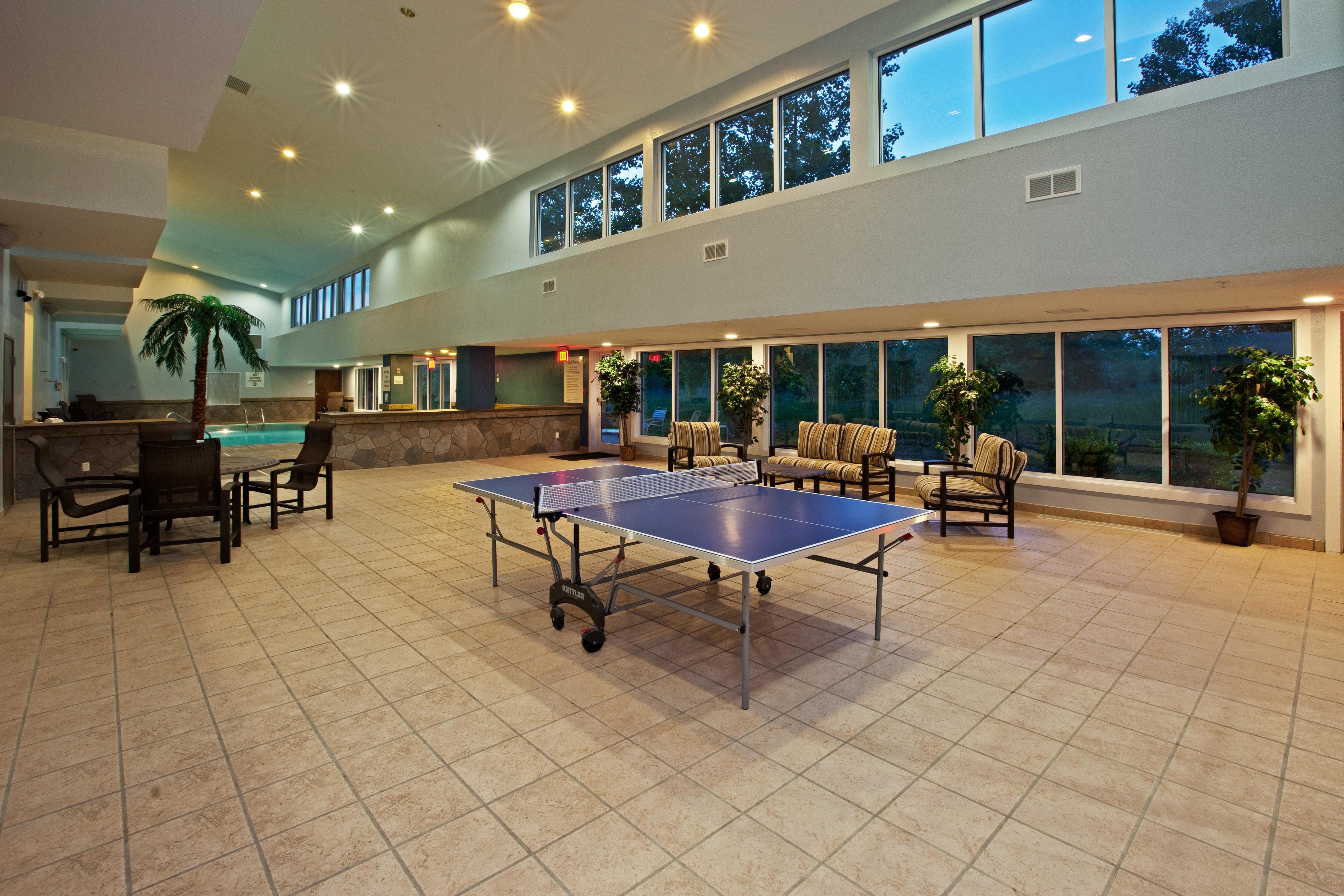 Holiday Inn Express Hotel & Suites Bedford By Ihg Exterior foto