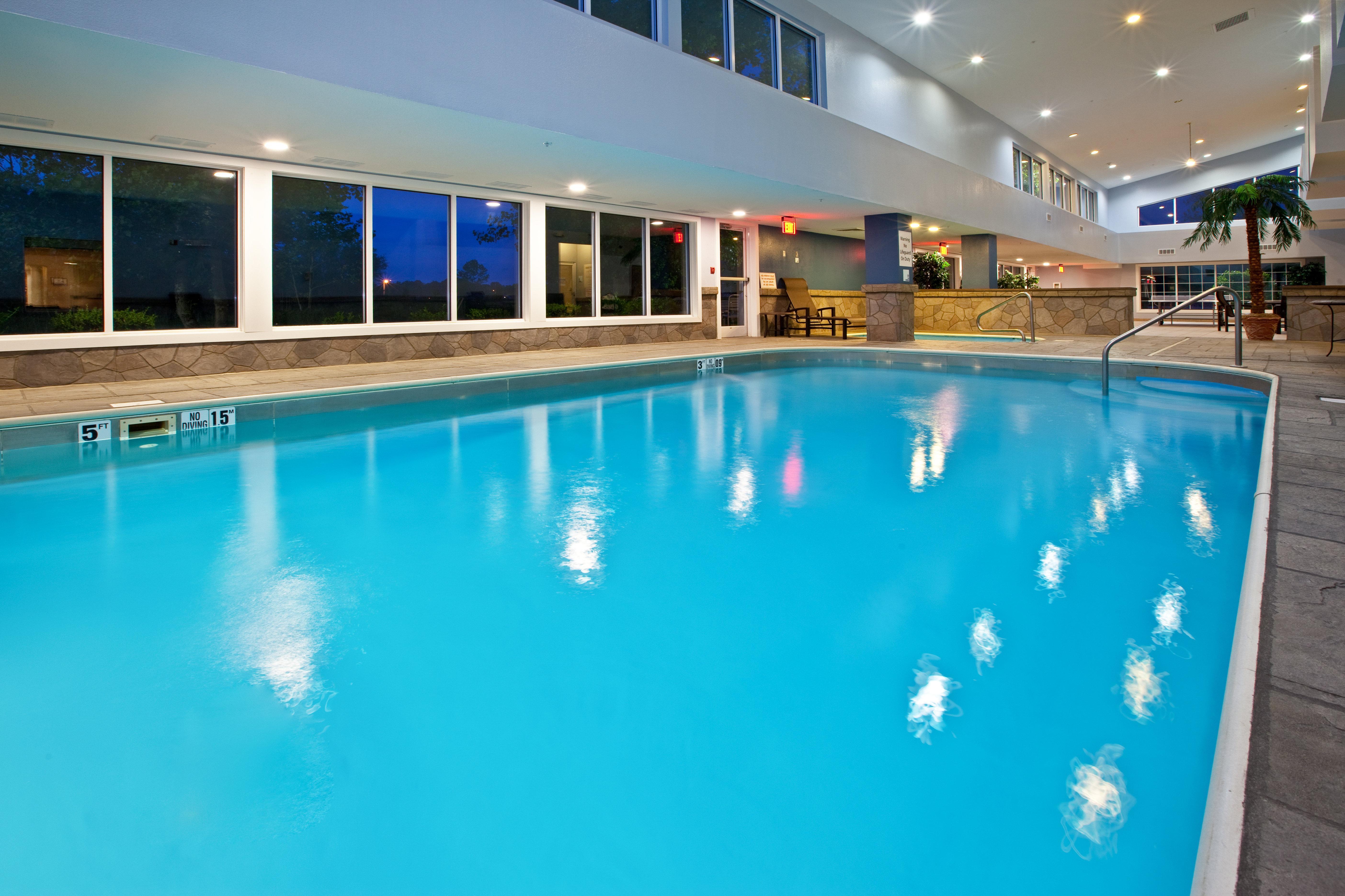 Holiday Inn Express Hotel & Suites Bedford By Ihg Exterior foto