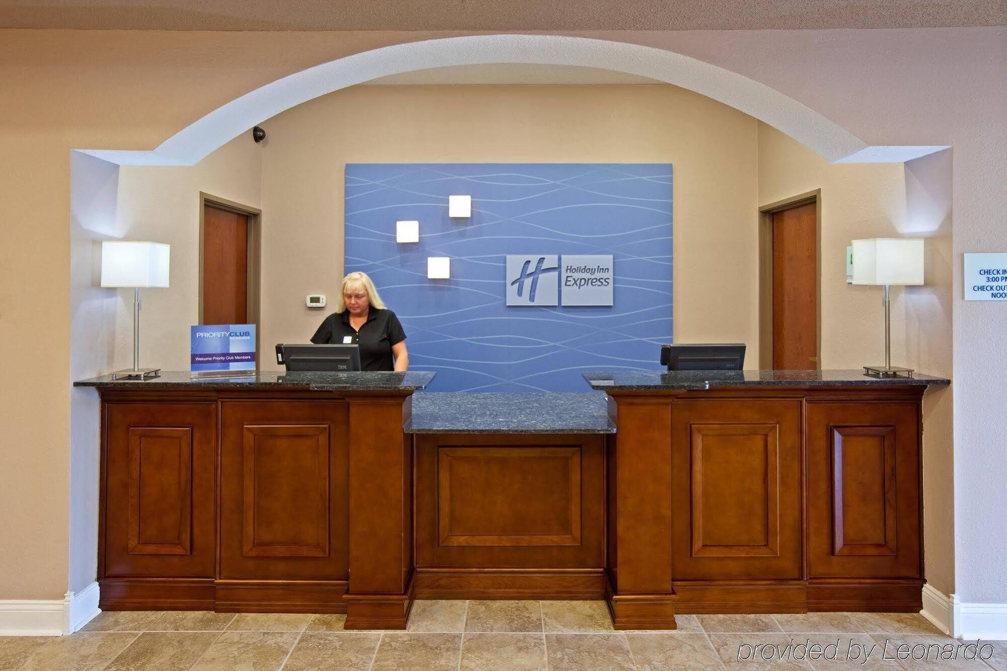 Holiday Inn Express Hotel & Suites Bedford By Ihg Exterior foto